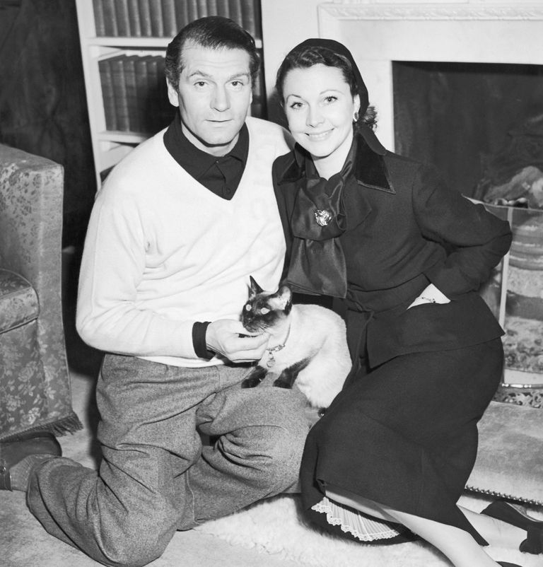 https://www.gettyimages.co.uk/detail/news-photo/laurence-olivier-and-his-wife-vivien-leigh-in-the-living-news-photo/500408384 Laurence Olivier Vivien Leigh