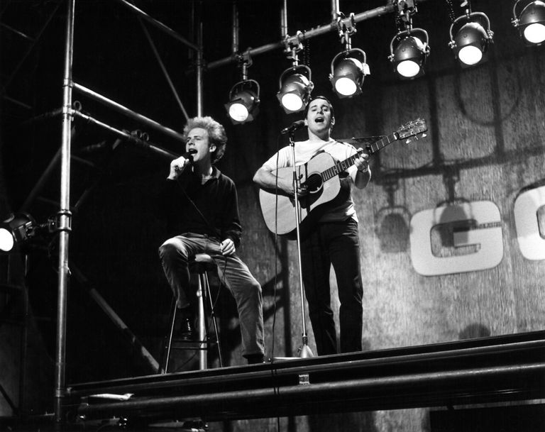 https://www.gettyimages.co.uk/detail/news-photo/photo-of-paul-simon-and-simon-garfunkel-and-art-garfunkel-news-photo/84894244 Paul Simon Art Garfunkel