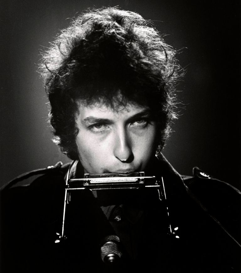 https://www.gettyimages.co.uk/detail/news-photo/american-folk-rock-singer-songwriter-bob-dylan-performing-news-photo/84904096 Bob Dylan