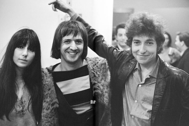 https://www.gettyimages.co.uk/detail/news-photo/bob-dylan-holds-his-arm-up-to-embrace-pop-duo-sonny-and-news-photo/73907438 Bob Dylan Sonny Cher