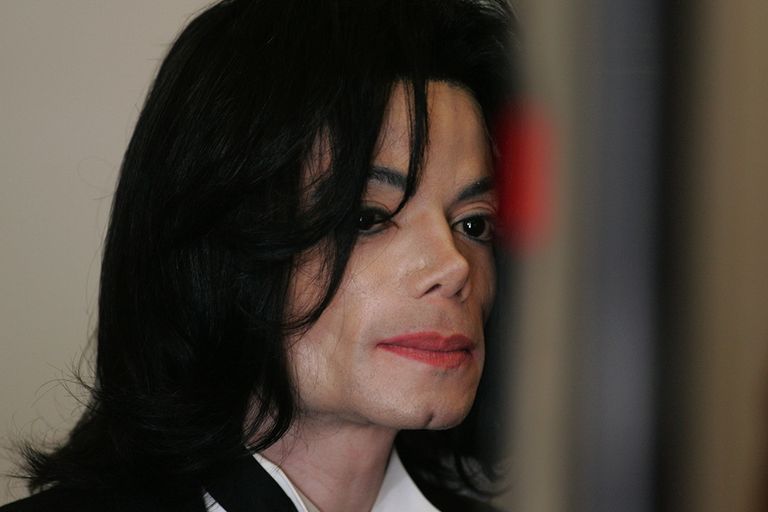 https://www.gettyimages.com/detail/news-photo/michael-jackson-leaves-the-courtroom-during-a-break-in-news-photo/88859687