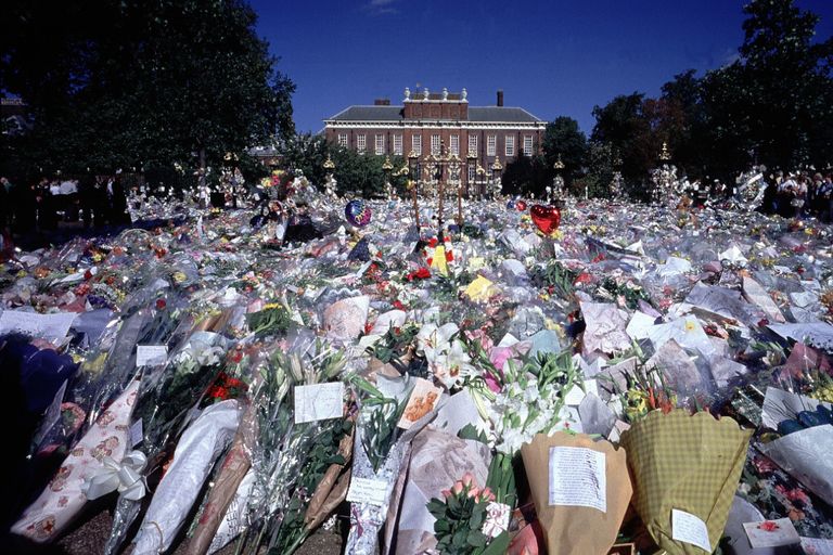 https://www.gettyimages.co.uk/detail/news-photo/kensington-palace-surrounded-by-flowers-after-the-death-of-news-photo/450286919?phrase=Kensington%20Palace%20gates&adppopup=true