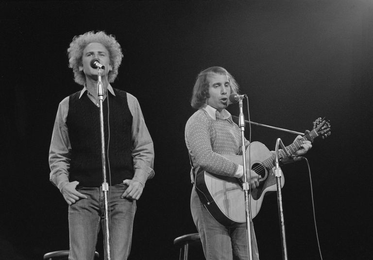 https://www.gettyimages.co.uk/detail/news-photo/simon-and-garfunkel-perform-in-public-together-again-at-a-news-photo/515574894 Paul Simon Art Garfunkel