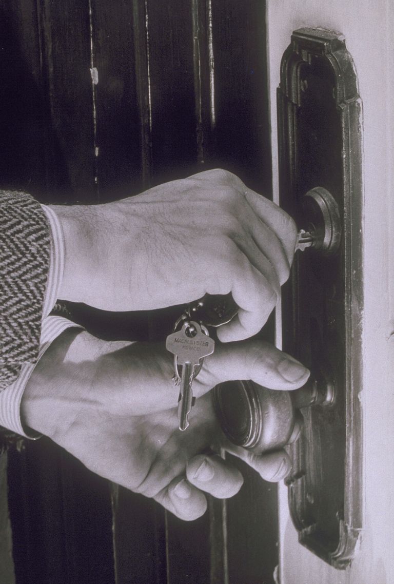 https://www.gettyimages.co.uk/detail/news-photo/mans-hands-unlock-a-door-1940s-news-photo/10152364