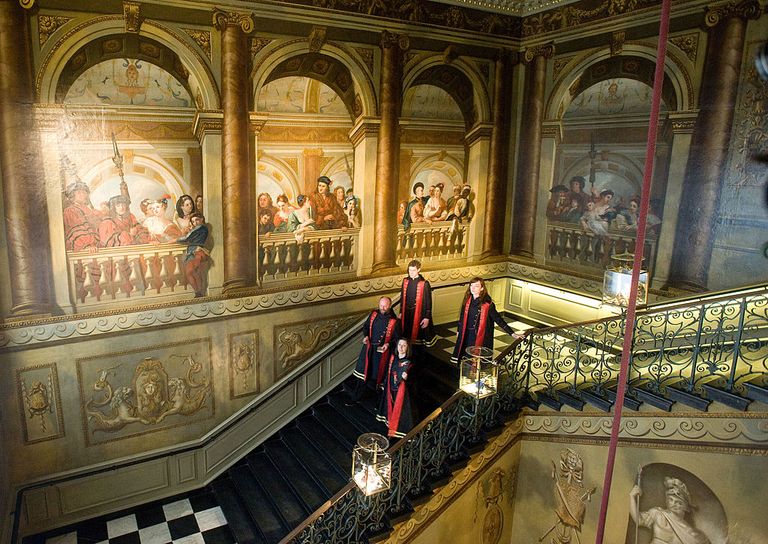 https://www.gettyimages.co.uk/detail/news-photo/actors-dressed-as-royal-courtiers-walk-the-kings-staircase-news-photo/141620638?adppopup=true