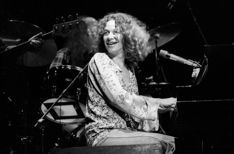 https://www.gettyimages.co.uk/detail/news-photo/carole-king-performs-on-stage-in-1976-in-new-york-news-photo/88788663 Carole King