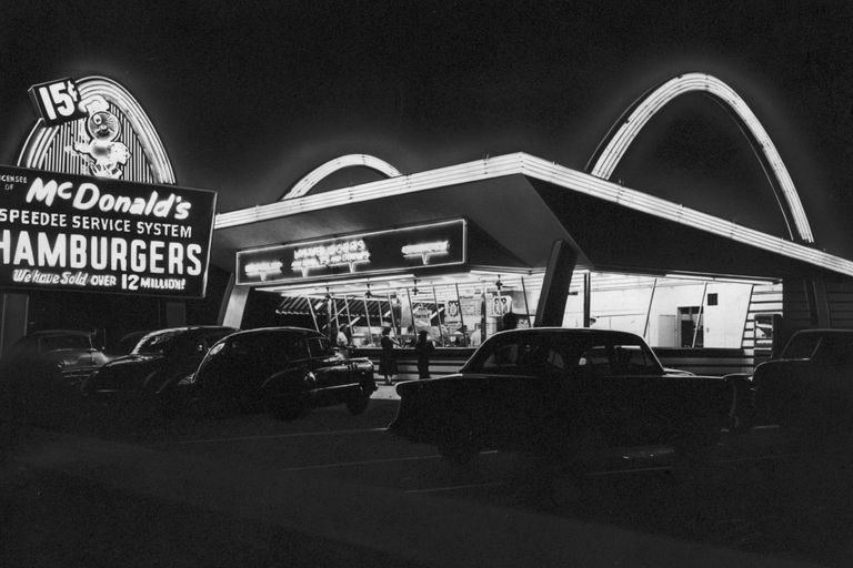https://www.gettyimages.co.uk/detail/news-photo/exterior-view-of-the-first-mcdonalds-fast-food-restaurant-news-photo/2696721