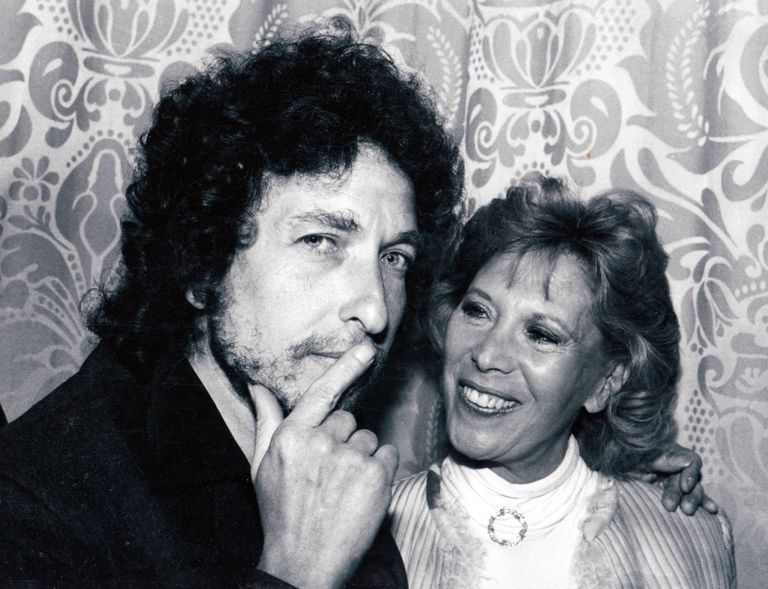 https://www.gettyimages.co.uk/detail/news-photo/bob-dylan-and-dinah-shore-circa-1982-in-new-york-city-news-photo/1034441842 Bob Dylan Dinah Shore