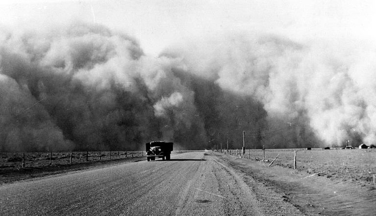 https://www.gettyimages.co.uk/detail/news-photo/south-of-lamar-colorado-a-large-dust-cloud-appears-behind-a-news-photo/108802891