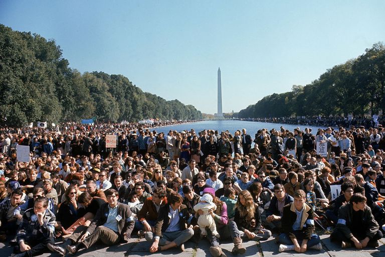 https://www.gettyimages.co.uk/detail/news-photo/peace-demonstrators-gathered-around-the-washington-monument-news-photo/50702833