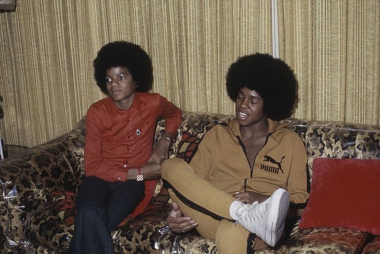 https://www.gettyimages.co.uk/detail/news-photo/american-singer-michael-jackson-with-his-brother-jermaine-news-photo/89831451?phrase=Jermaine%20Jackson&adppopup=true