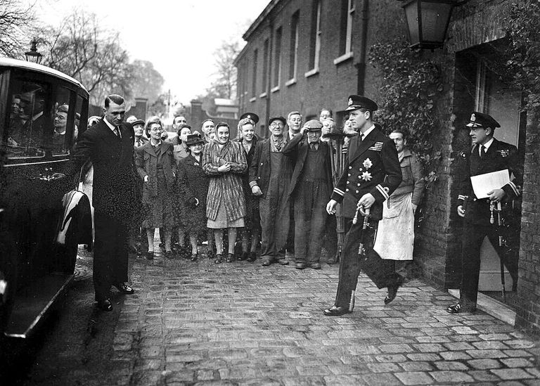 https://www.gettyimages.co.uk/detail/news-photo/20th-november-1947-the-duke-of-edinburgh-leaves-kensington-news-photo/78980217?adppopup=true
