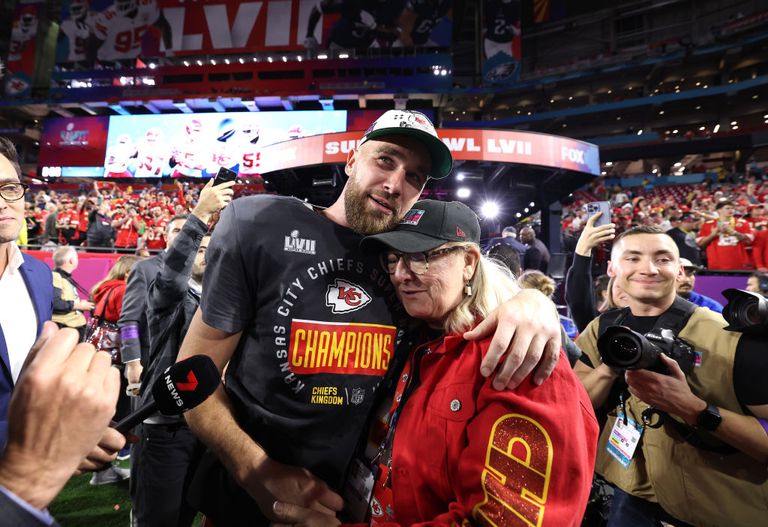 https://www.gettyimages.co.uk/detail/news-photo/travis-kelce-of-the-kansas-city-chiefs-celebrates-with-news-photo/1465441262
