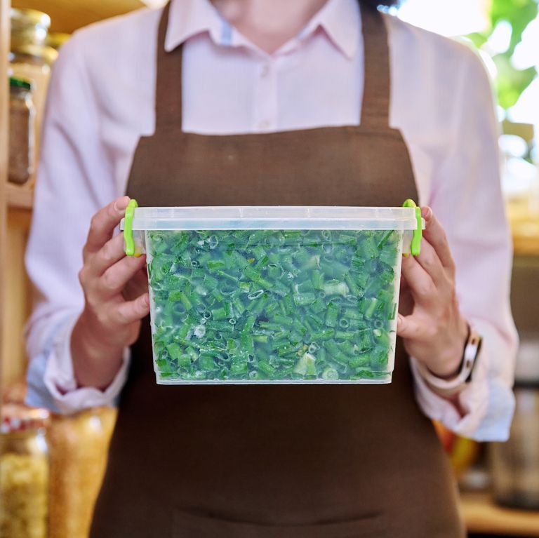 https://www.gettyimages.co.uk/detail/photo/woman-with-container-of-frozen-green-onions-in-royalty-free-image/1409742520?phrase=spring%20onions%20freeze&adppopup=true
