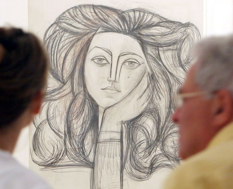 https://www.gettyimages.com/detail/news-photo/visitors-look-at-spanish-born-artist-pablo-picassos-news-photo/154384545?phrase=picasso%20painting&adppopup=true