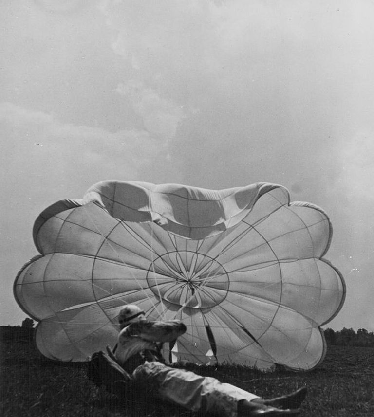 https://www.gettyimages.co.uk/detail/news-photo/woman-parachute-doctor-in-training-during-world-war-two-news-photo/186692873?phrase=women%20parachute&adppopup=true