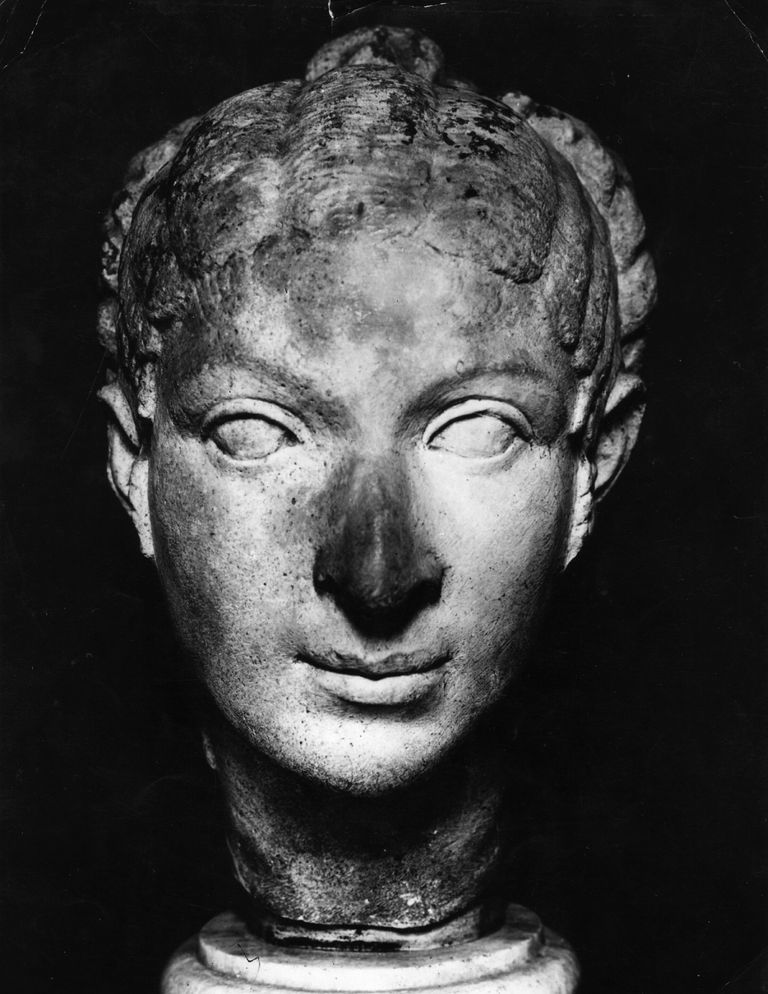 https://www.gettyimages.com/detail/news-photo/circa-40-bc-a-sculpted-head-of-cleopatra-queen-of-egypt-she-news-photo/51244058?adppopup=true