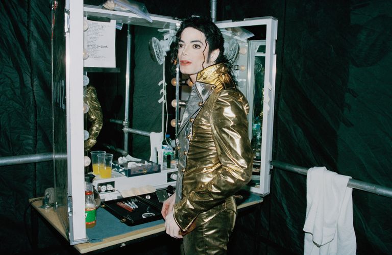 https://www.gettyimages.co.uk/detail/news-photo/american-singer-michael-jackson-backstage-in-bremen-during-news-photo/88699121?adppopup=true