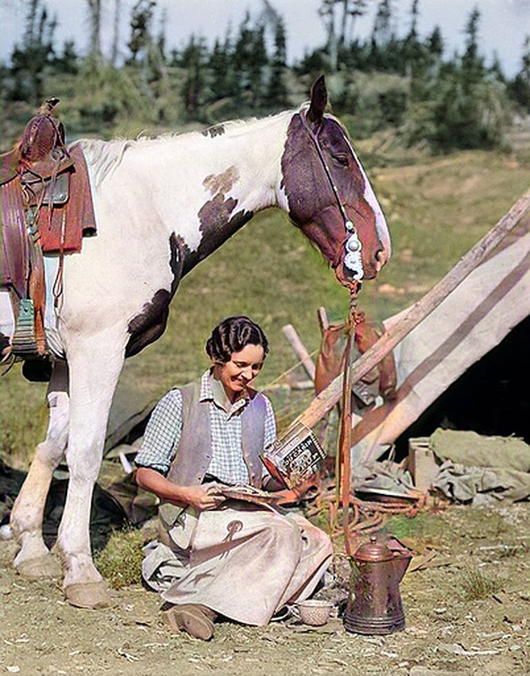 https://www.gettyimages.com/detail/news-photo/1920s-woman-sitting-by-tent-next-to-pinto-horse-pouring-news-photo/563936591?phrase=wild%20west%20woman&adppopup=true