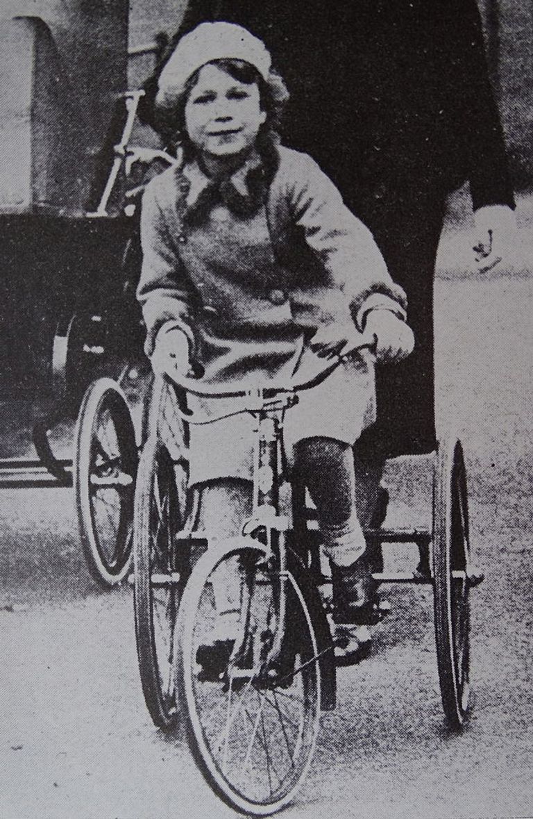 https://www.gettyimages.co.uk/detail/news-photo/princess-elizabeth-of-great-britain-on-a-tricycle-1933-news-photo/590676273?phrase=queen%20elizabeth