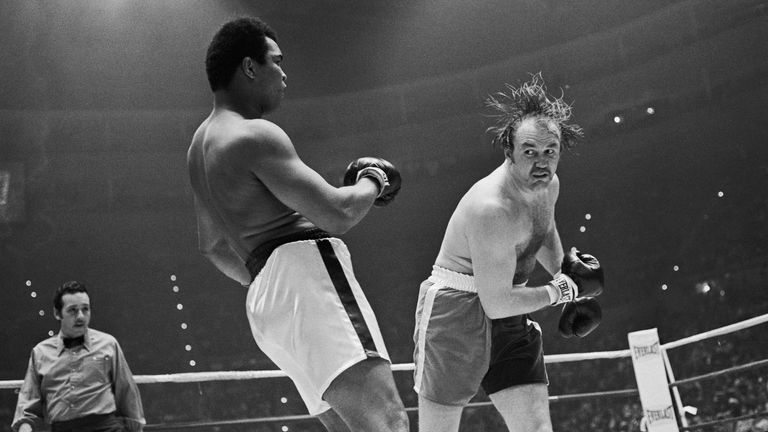 https://www.gettyimages.co.uk/detail/news-photo/chuck-wepner-takes-a-wild-swing-at-muhammad-ali-in-the-news-photo/517431638