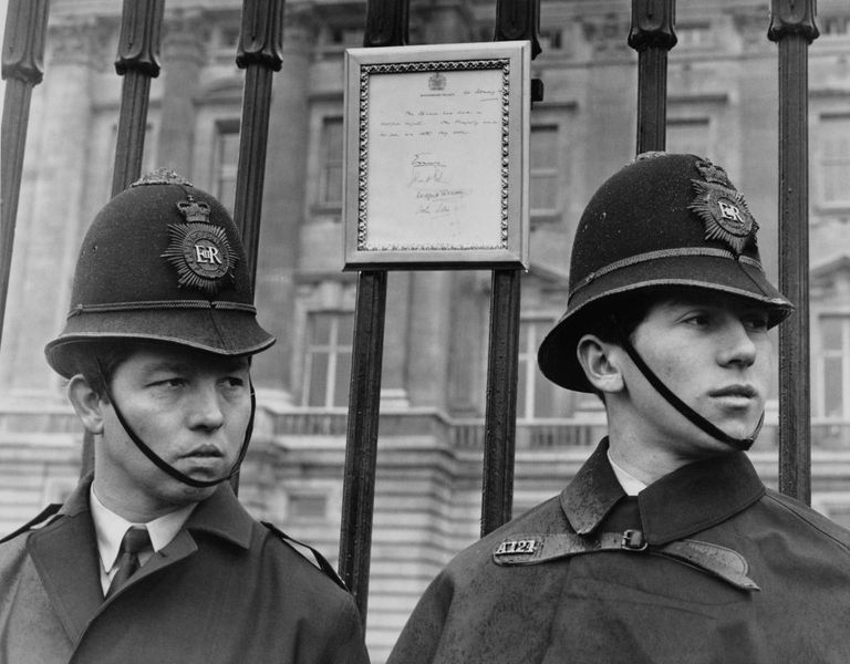 https://www.gettyimages.co.uk/detail/news-photo/two-policemen-outside-buckingham-palace-with-an-official-news-photo/173512744?phrase=royal%20birth%20announcement