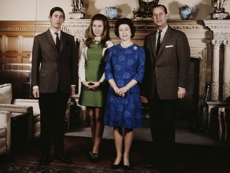 https://www.gettyimages.co.uk/detail/news-photo/queen-elizabeth-ii-and-prince-philip-with-their-children-news-photo/141724513?phrase=queen%20elizabeth%201970s