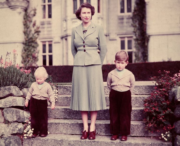 https://www.gettyimages.co.uk/detail/news-photo/princess-elizabeth-with-her-children-prince-charles-and-news-photo/3427167?phrase=queen%20elizabeth%20prince%20charles