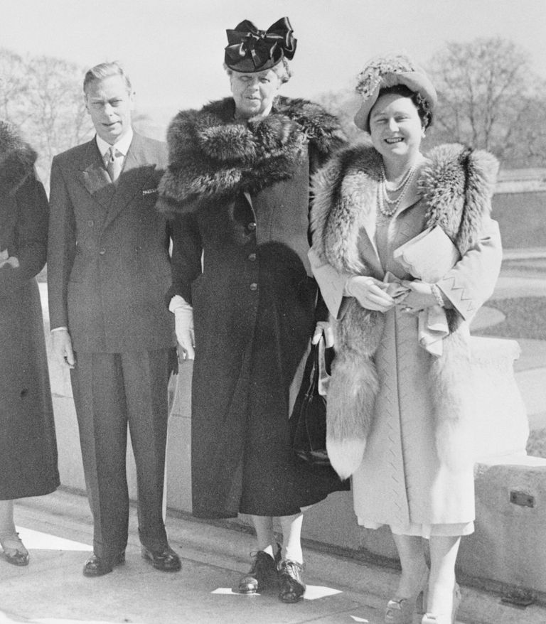 https://www.gettyimages.co.uk/detail/news-photo/mrs-eleanor-roosevelt-is-shown-at-windsor-castle-with-king-news-photo/514960112?phrase=king%20george%20vi%20eleanor%20roosevelt