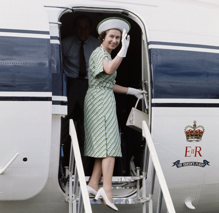 https://www.gettyimages.co.uk/detail/news-photo/queen-elizabeth-ii-leaves-fiji-during-her-royal-tour-news-photo/139118852?phrase=Queen%20Elizabeth%20plane&adppopup=true