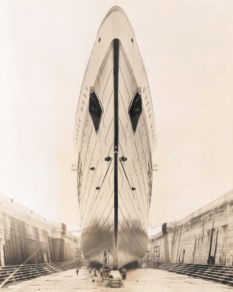 https://www.gettyimages.co.uk/detail/news-photo/the-knife-like-bow-of-the-majestic-transatlantic-luxury-news-photo/515388032 Bow of Queen Mary