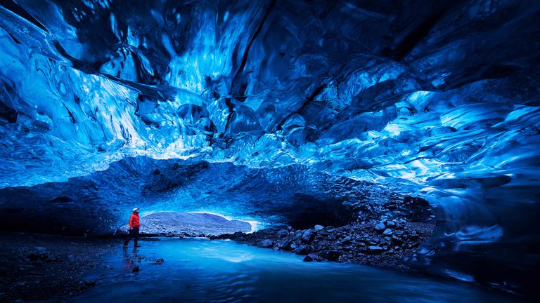 https://www.gettyimages.co.uk/detail/photo/blue-ice-cave-in-vatnajokull-glacier-iceland-royalty-free-image/1203206601?phrase=Mendenhall%20Glacier%20Cave&adppopup=true