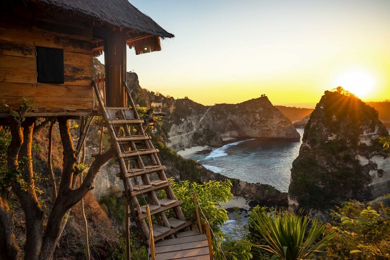 https://www.gettyimages.co.uk/detail/photo/tree-house-and-diamond-beach-in-nusa-penida-island-royalty-free-image/1278776665?phrase=Treehouse%20amazing&adppopup=true