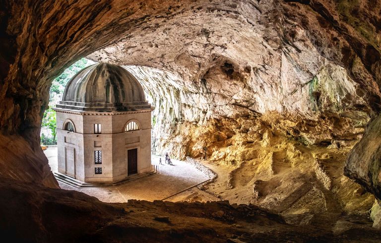https://www.gettyimages.co.uk/detail/photo/church-inside-cave-in-italy-marche-temple-of-royalty-free-image/1289860352?phrase=Temple%20of%20Valadier&adppopup=true