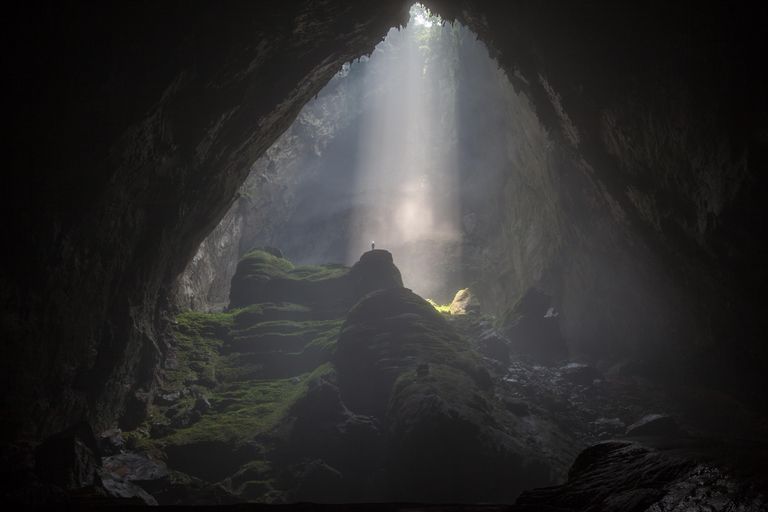 https://www.gettyimages.co.uk/detail/photo/sunbeam-inside-dark-son-doong-cave-in-phong-nha-ke-royalty-free-image/979421506?phrase=Sơn%20Đoòng&adppopup=true