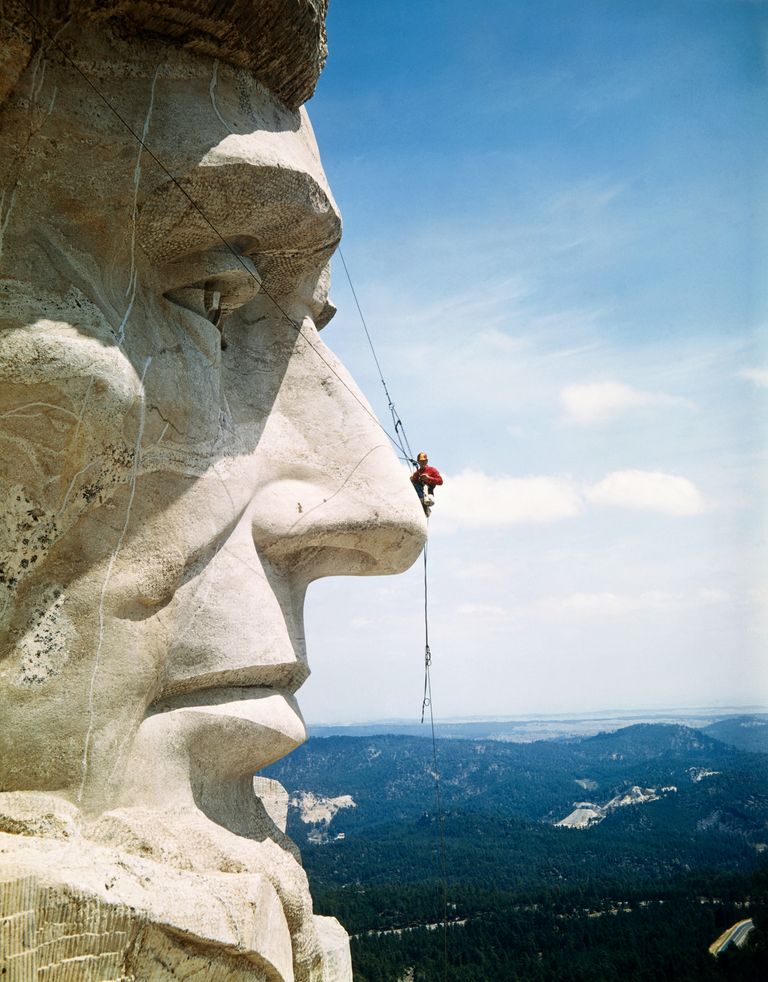 https://www.gettyimages.co.uk/detail/news-photo/tourists-never-see-mount-rushmore-from-the-top-looking-more-news-photo/517258396 Mount Rushmore Lincoln