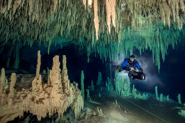 https://www.gettyimages.co.uk/detail/photo/mexico-yucatan-tulum-cave-diver-in-the-system-royalty-free-image/642114725?phrase=stalactite&adppopup=true