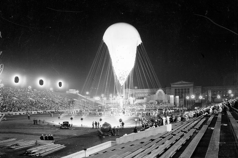 https://www.gettyimages.co.uk/detail/news-photo/crowds-watch-auguste-piccard-inflating-the-stratosphere-news-photo/591401953