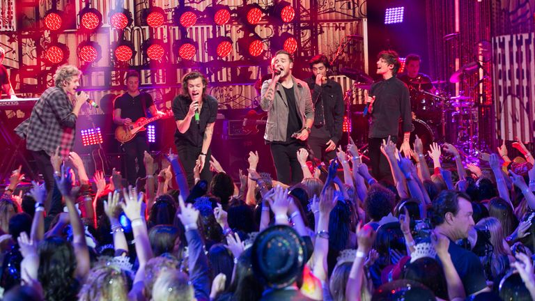 https://www.gettyimages.com/detail/news-photo/one-direction-performs-at-dick-clarks-new-years-rockin-eve-news-photo/460946686