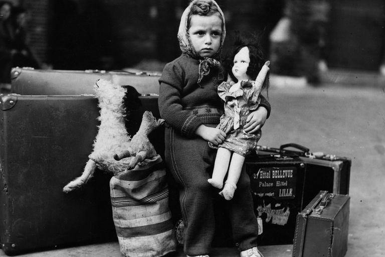 https://www.gettyimages.co.uk/detail/news-photo/little-girl-waiting-nervously-with-her-doll-and-luggage-news-photo/3355787?adppopup=true