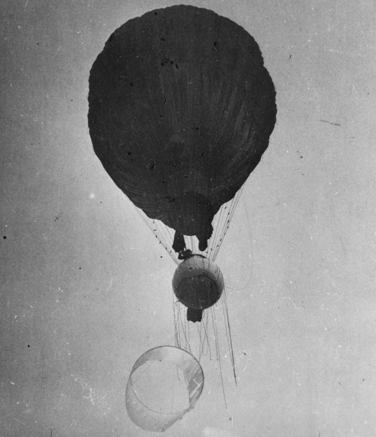 https://www.gettyimages.co.uk/detail/news-photo/the-stratospheric-balloon-of-auguste-antoine-piccard-which-news-photo/3422685