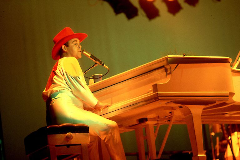https://www.gettyimages.com/detail/news-photo/elton-john-on-9-5-80-in-chicago-il-news-photo/111583309