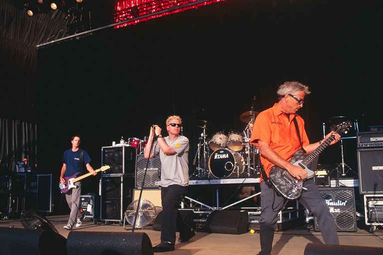 https://www.gettyimages.com/detail/news-photo/the-alternative-rock-band-the-offspring-perform-during-live-news-photo/1077381918