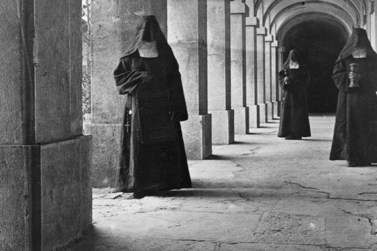 https://www.gettyimages.co.uk/detail/news-photo/carmelite-nuns-in-the-cloisters-of-their-nunnery-news-photo/3277409?adppopup=true