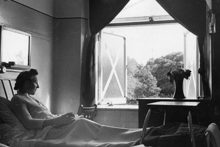 https://www.gettyimages.co.uk/detail/news-photo/patient-in-the-tuberculosis-convalescent-home-at-paddington-news-photo/3265167?adppopup=true