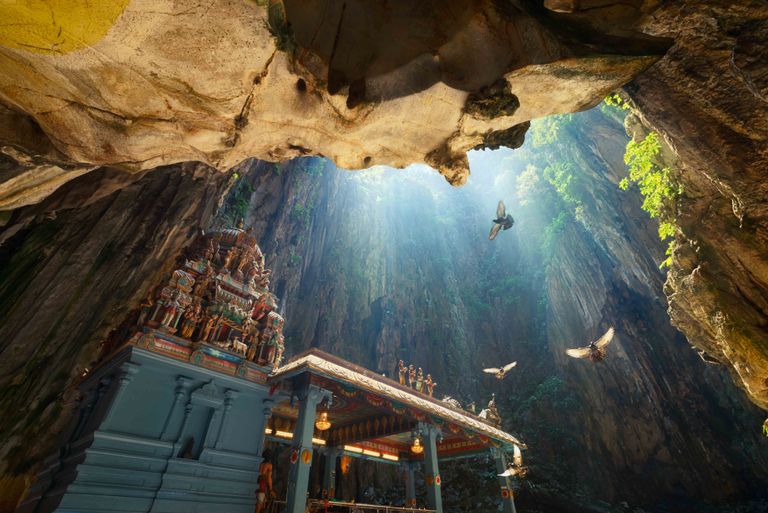 https://www.gettyimages.co.uk/detail/photo/batu-caves-temple-within-cave-in-kuala-lumpur-royalty-free-image/952073422?phrase=%20Batu%20Caves&adppopup=true