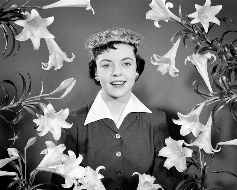 https://www.gettyimages.com/detail/news-photo/1950s-portrait-smiling-brunette-woman-wearing-easter-bonnet-news-photo/1220328424?adppopup=true