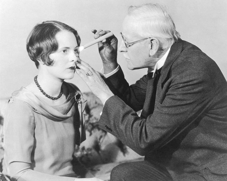 https://www.gettyimages.com/detail/news-photo/woman-undergoes-an-eye-examination-circa-1925-news-photo/82581332?adppopup=true