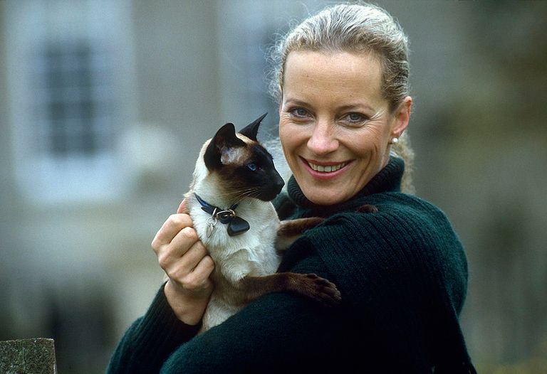 https://www.gettyimages.co.uk/detail/news-photo/princess-michael-of-kent-holding-her-pet-siamese-cat-in-the-news-photo/52101082?adppopup=true