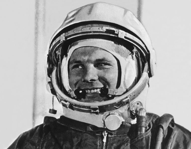 https://www.gettyimages.co.uk/detail/news-photo/portrait-of-yuri-gagarin-before-his-departure-in-the-news-photo/104402217?adppopup=true%2F
